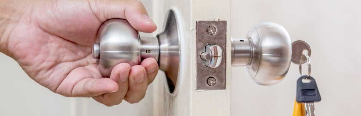 Come si installa una serratura sulla porta della camera da letto?