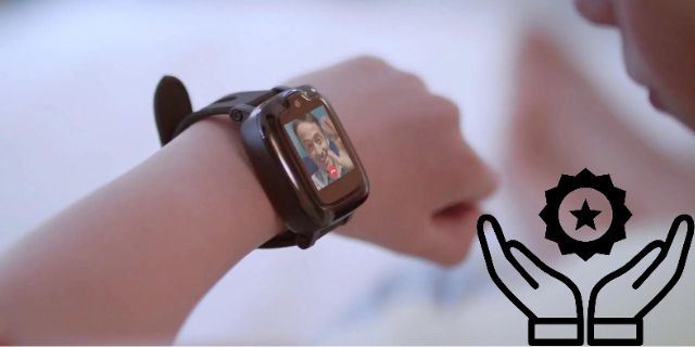 A kid using a Smart Watch